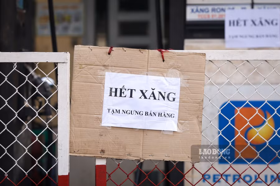 Một số cây xăng ở TP. HCM treo biển hết hàng đúng vào ngày Bộ trưởng Nguyễn Hồng Diên thị sát kho xăng dầu Nhà Bè. Ảnh: Ngọc Lê