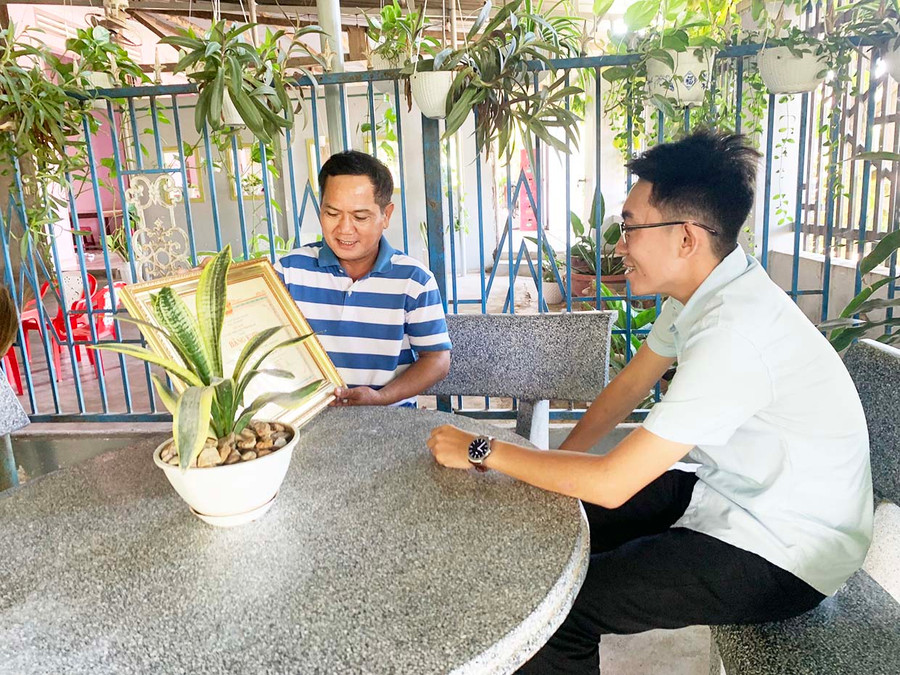 Ông Nay Đam Nga (bìa trái, buôn Sô Ma Lơng A, xã Chrôh Pơnan, huyện Phú Thiện) tự hào khi được Chủ tịch UBND tỉnh tặng bằng khen gia đình văn hóa tiêu biểu giai đoạn 2000-2020. Ảnh: Vũ Chi  Ông Nay Đam Nga (bìa trái, buôn Sô Ma Lơng A, xã Chrôh Pơnan, huyện Phú Thiện) tự hào khi được Chủ tịch UBND tỉnh tặng bằng khen gia đình văn hóa tiêu biểu giai đoạn 2000-2020. Ảnh: Vũ Chi