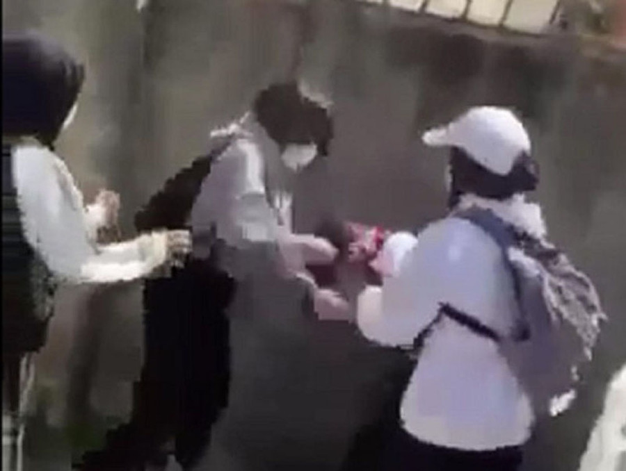 Hình ảnh nữ sinh Trường THCS Nguyễn Du (TX.Buôn Hồ, Đắk Lắk) bị đánh gây bức xúc. Ảnh cắt từ clip Hình ảnh nữ sinh Trường THCS Nguyễn Du (TX.Buôn Hồ, Đắk Lắk) bị đánh gây bức xúc. Ảnh cắt từ clip