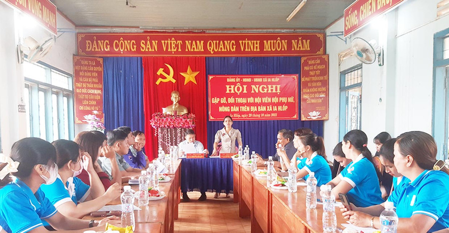  Quang cảnh hội nghị gặp gỡ, đối thoại đối thoại với cán bộ, hội viên phụ nữ và hội viên nông dân. Ảnh: Anh Quân