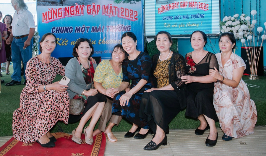 Bà Trương Thị Hổ và cô giáo Trịnh Thị Minh (thứ 3, 4 từ trái sang) trong niềm hạnh phúc ngày hội ngộ (ảnh nhân vật cung cấp).