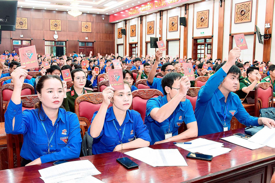 Các đại biểu biểu quyết thông qua các chỉ tiêu của nhiệm kỳ 2022-2027. Ảnh: Đức Thụy