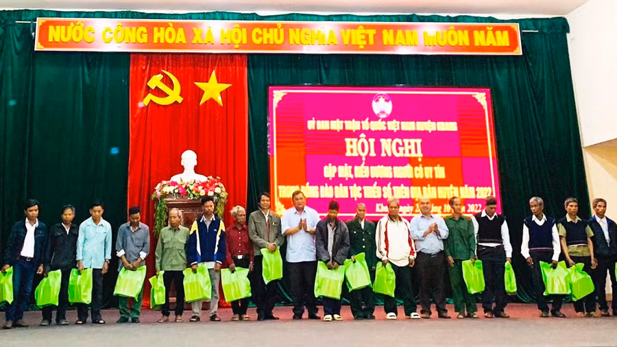 Tại Hà Nội 76 người có uy tín trên địa bàn huyện Kbang được tặng quà của Ủy Ban MTTQ huyện Kbang. Ảnh: Hà Duyệt