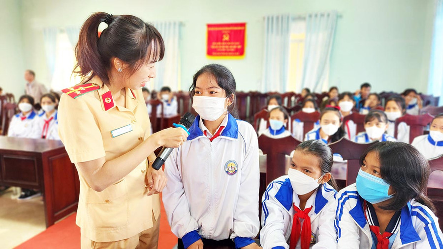  Cán bộ Đội CSGT-TT Công an TP. Pleiku đặt câu hỏi tình huống tới các em học sinh tham gia tại phiên toà giả định. Ảnh: Bá Bính