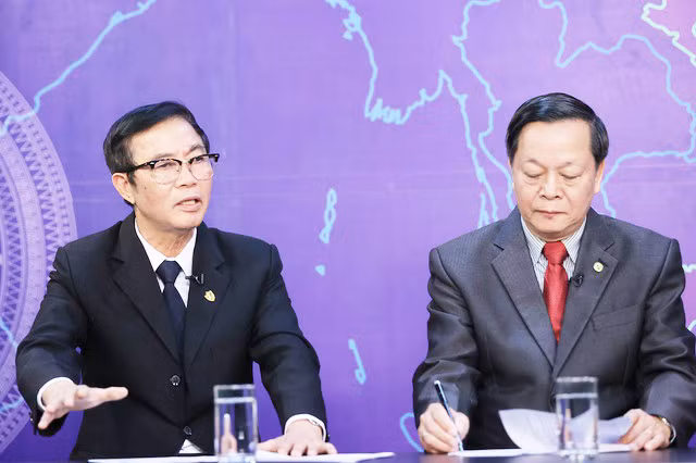 PGS.TS Đỗ Cảnh Thìn (trái) và Trung tướng, GS.TS. Nguyễn Xuân Yêm tại buổi tọa đàm. Ảnh: VGP/Nhật Bắc