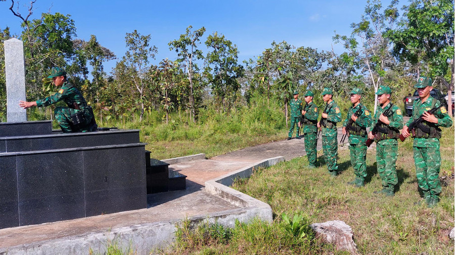 Cán bộ, chiến sĩ Đồn Biên phòng Ia Lốp tuần tra, bảo vệ biên giới. Ảnh: Vĩnh Hoàng