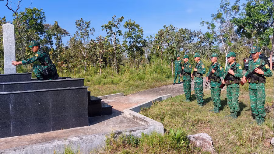 Cán bộ, chiến sĩ Đồn Biên phòng Ia Lốp tuần tra, bảo vệ biên giới. Ảnh: Vĩnh Hoàng