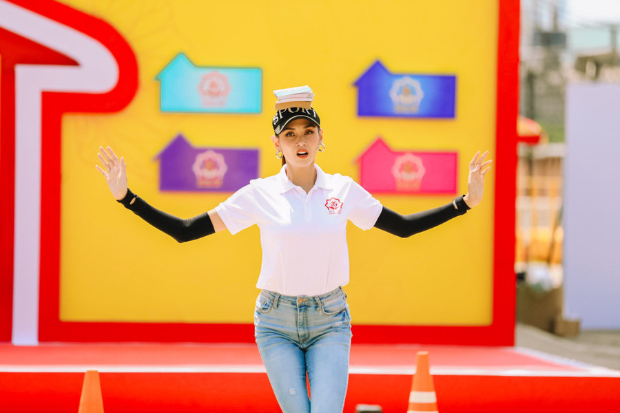 Nữ siêu mẫu hào hứng, hết mình với các thử thách từ ban tổ chức Mái ấm gia đình Việt