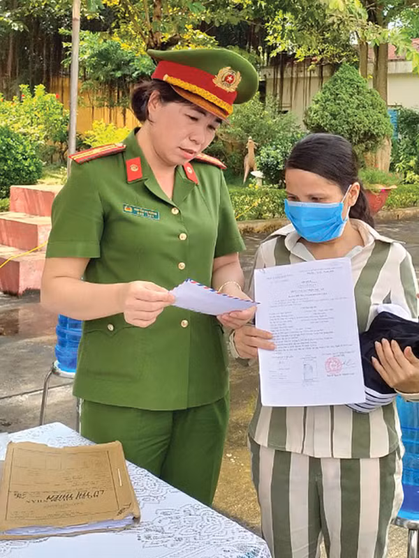 Cán bộ Trại giam Hoàng Tiến trao Quyết định đặc xá và tiền tàu xe, tái hòa nhập cộng đồng cho Lữ Thị Thiên.