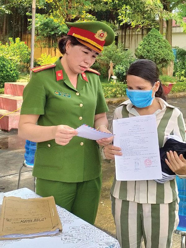 Cán bộ Trại giam Hoàng Tiến trao Quyết định đặc xá và tiền tàu xe, tái hòa nhập cộng đồng cho Lữ Thị Thiên.