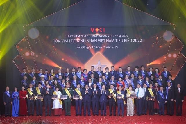Top 60 doanh nhân tiêu biểu năm 2022 chụp ảnh cùng Thủ tướng Phạm Minh Chính.
