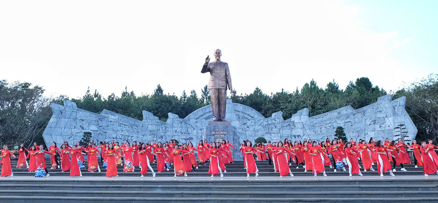 Tượng đài Bác Hồ với các dân tộc Tây Nguyên là công trình quan trọng, tạo điểm nhấn cho toàn thể Quảng trường Đại Đoàn Kết. Ảnh: Minh Châu Tượng đài Bác Hồ với các dân tộc Tây Nguyên là công trình quan trọng, tạo điểm nhấn cho toàn thể Quảng trường Đại Đoàn Kết. Ảnh: Minh Châu