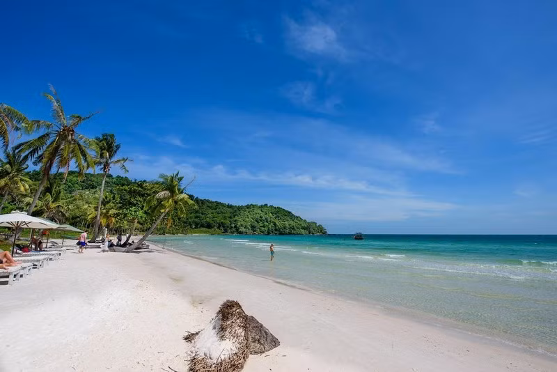 Các loại hình dịch vụ du lịch tại Bãi Sao còn nhỏ lẻ, tự phát. Ảnh: Shutterstock