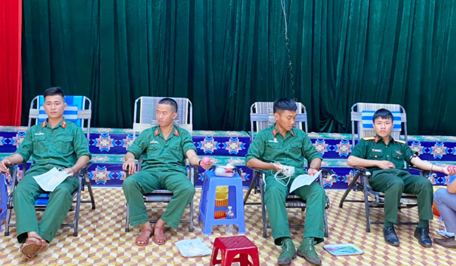  Cán bộ, chiến sĩ Lữ đoàn Tăng thiết giáp 273-Quân đoàn 3 hiến máu tình nguyện. Ảnh: Hồng Ngọc