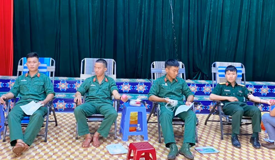  Cán bộ, chiến sĩ Lữ đoàn Tăng thiết giáp 273-Quân đoàn 3 hiến máu tình nguyện. Ảnh: Hồng Ngọc