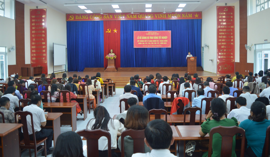 Quang cảnh lễ bế giảng. Ảnh: Anh Huy