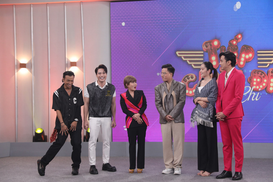 Các nghệ sĩ lăn xả trong phần thi vận động. Ảnh: BTC