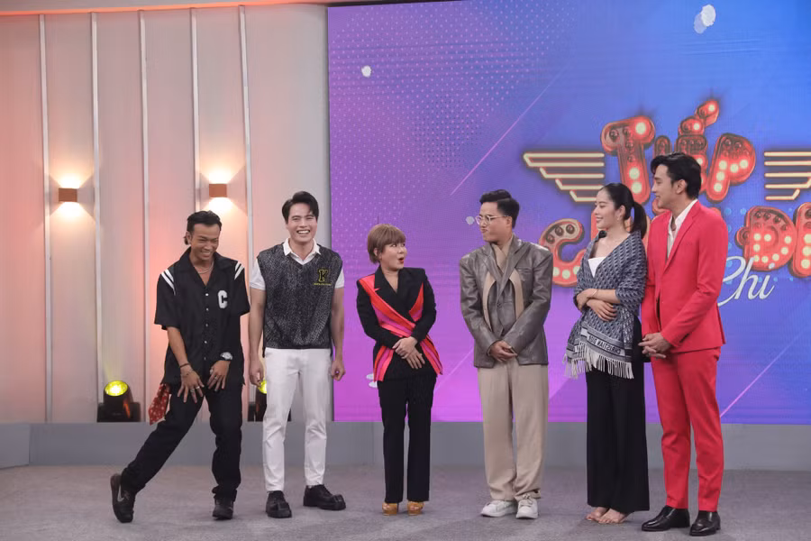 Các nghệ sĩ lăn xả trong phần thi vận động. Ảnh: BTC