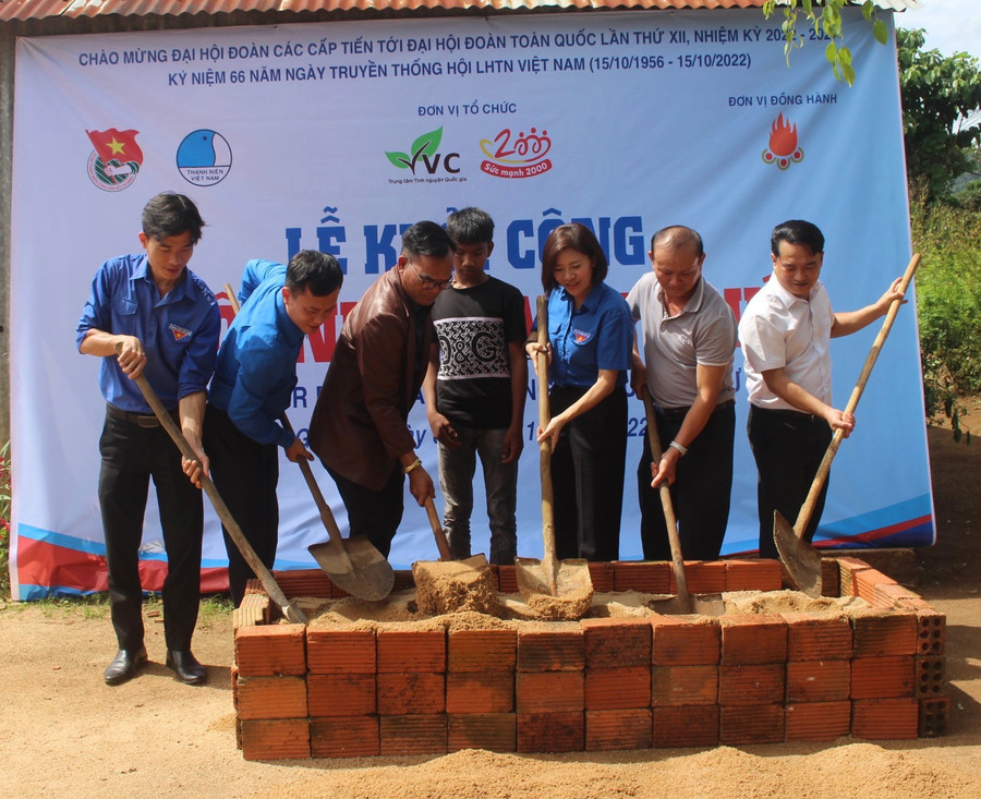 Đại diện các đơn vị khởi công xây dựng nhà ở cho em Ksor Ruyn (giữa) ở làng Yar, xã Chư Đang Ya, huyện Chư Păh. Ảnh: Phan Lài Đại diện các đơn vị khởi công xây dựng nhà ở cho em Ksor Ruyn (ở giữa; làng Yar, xã Chư Đang Ya, huyện Chư Păh). Ảnh: Phan Lài