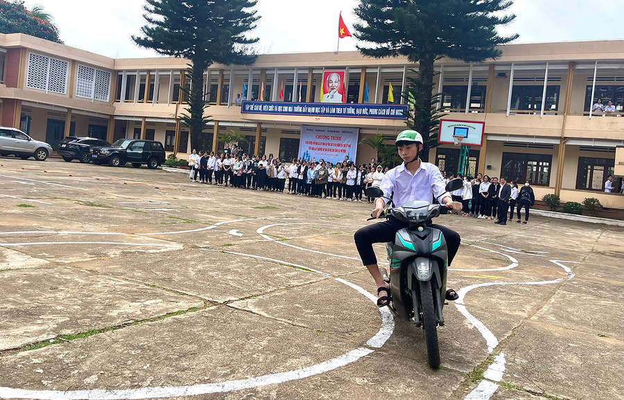Các em học sinh Trường Phổ thông Dân tộc Nội trú tỉnh tham gia thực hành kỹ năng lái xe an toàn. Ảnh: Minh Phương  Các em học sinh Trường Phổ thông Dân tộc Nội trú tỉnh tham gia thực hành kỹ năng lái xe an toàn. Ảnh: Minh Phương