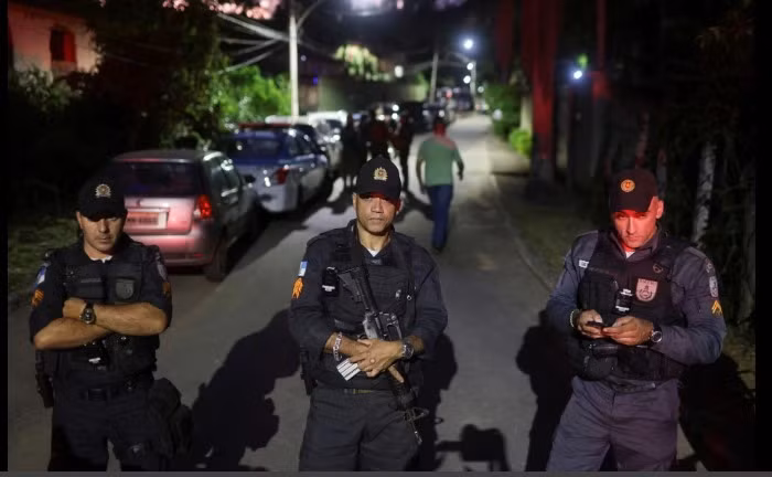 Cảnh sát chặn một con phố khi những người ủng hộ chính trị gia Brazil Roberto Jefferson biểu tình gần nhà của ông ở Comendador Levy Gasparian, bang Rio de Janeiro. Ảnh chụp màn hình