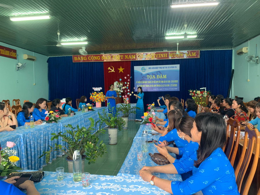 Phần thi hái hoa dân chủ tạo không khí vui tươi, phấn khởi cho buổi tọa đàm. Ảnh: Vũ Chi Phần thi hái hoa dân chủ tạo không khí vui tươi, phấn khởi cho buổi tọa đàm. Ảnh: Vũ Chi