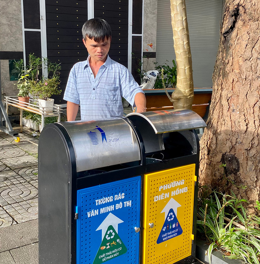 Lắp đặt thùng rác công cộng là việc làm thiết thực, hướng tới xây dựng TP. Pleiku văn minh, hiện đại và thân thiện với môi trường. Ảnh: Mộc Trà Lắp đặt thùng rác công cộng là việc làm thiết thực, hướng tới xây dựng TP. Pleiku văn minh, hiện đại và thân thiện với môi trường. Ảnh: Mộc Trà