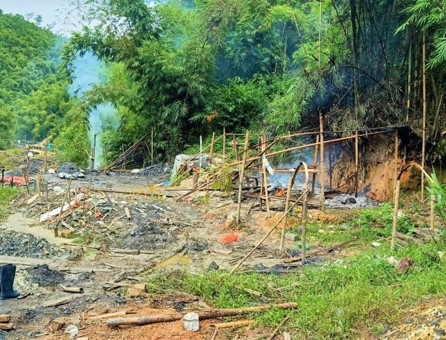 Điểm khai thác mỏ vàng trái phép tại huyện Đắk G'long. Điểm khai thác mỏ vàng trái phép tại huyện Đắk G'long.