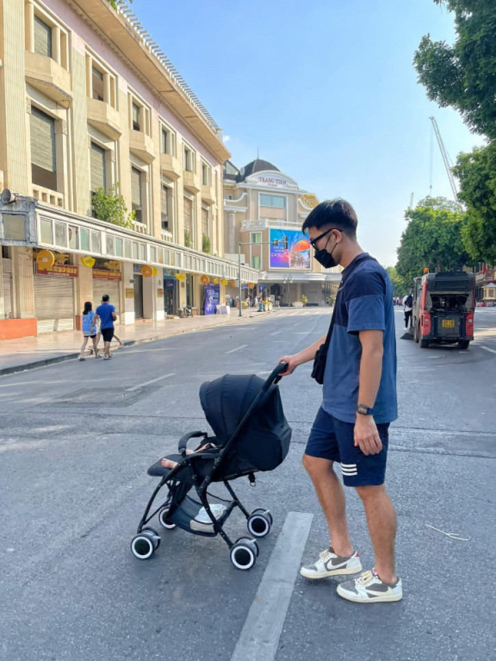 Xuân Trường đưa con đi dạo phố Hà Nội.