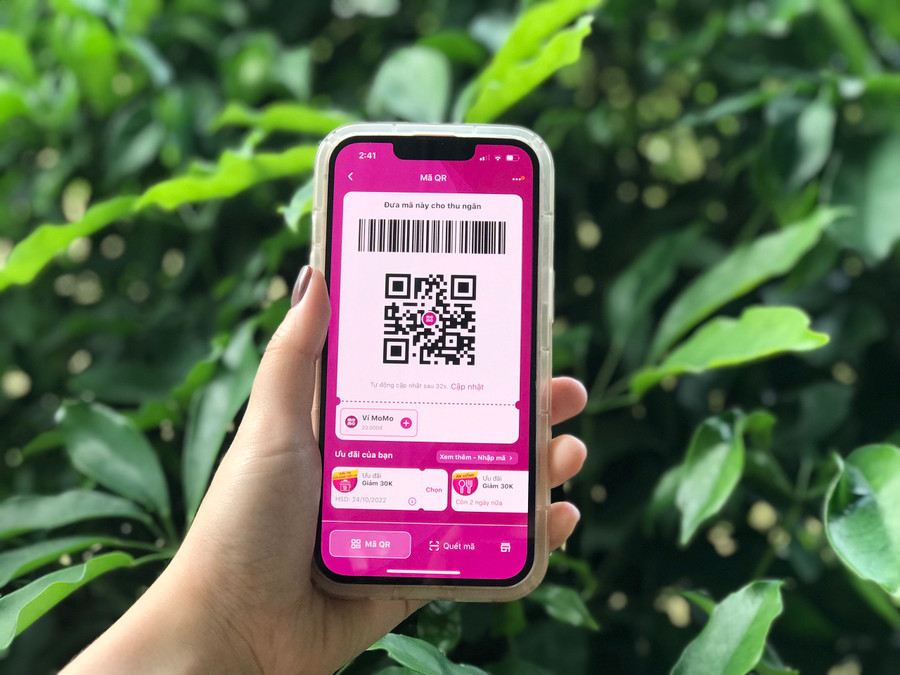 Việc thanh toán qua smartphone của người Việt ngày càng tăng. Ảnh: Phương Vi Việc thanh toán qua smartphone của người Việt ngày càng tăng. Ảnh: Phương Vi