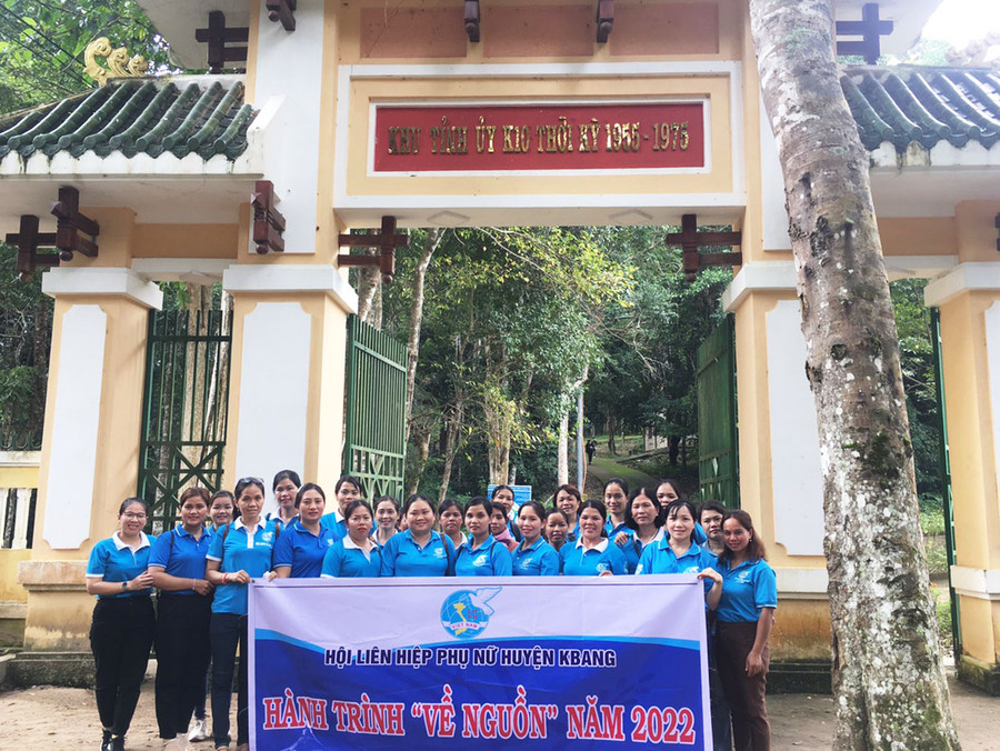  Các đại biểu chụp hình lưu niệm tại khu căn cứ cách mạng. Ảnh: Hồng Hạnh 