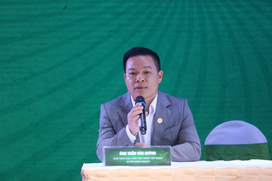 Ông Trần Văn Quỳnh-Chủ tịch CLB Vị Trí Vàng Kon Tum phát biểu tại buổi lễ Ảnh Văn Ngọc