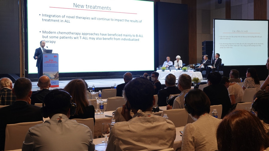 Ông Yves Bertrand (Pháp) trình bày tại hội nghị về vấn đề điều trị bệnh bạch cầu ở trẻ em. Ảnh: Hoàng Trọng