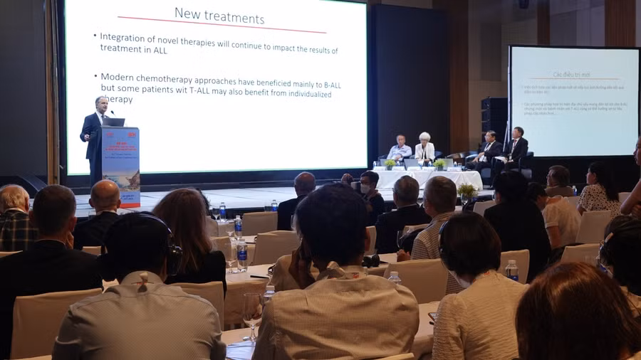 Ông Yves Bertrand (Pháp) trình bày tại hội nghị về vấn đề điều trị bệnh bạch cầu ở trẻ em. Ảnh: Hoàng Trọng