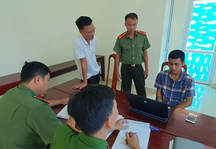 Y Huy Byă (bìa phải) tại cơ quan công an. Ảnh: Công an cung cấp