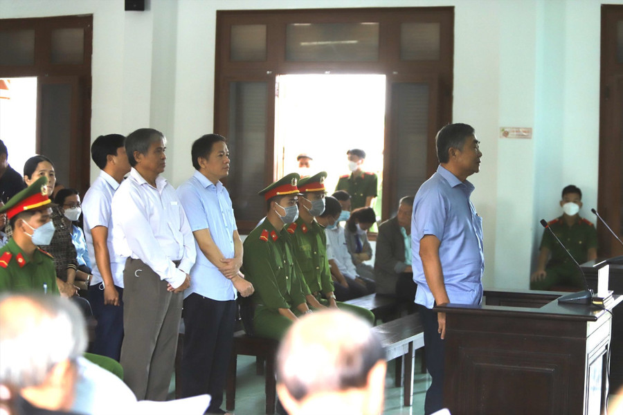  Hình ảnh các bị cáo tại phiên tòa sơ thẩm.