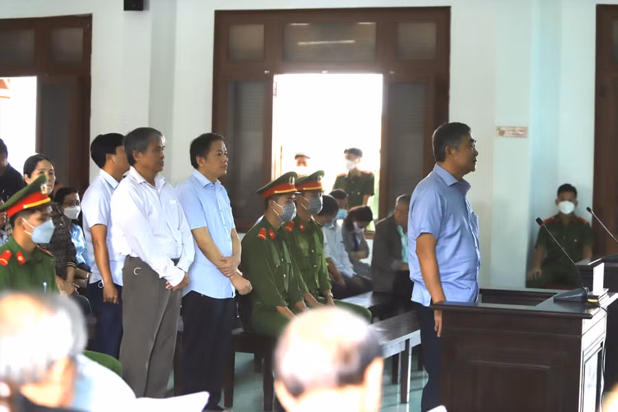  Hình ảnh các bị cáo tại phiên tòa sơ thẩm.