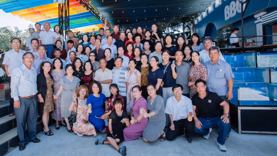 Cuộc hội ngộ của thầy và trò Trường Nuôi dạy con liệt sĩ Kpă Kơ Lơng vào dịp kỷ niệm Ngày Thương binh-Liệt sĩ năm 2022 (ảnh nhân vật cung cấp).