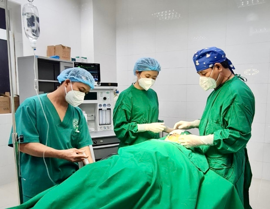 Thẩm mỹ viện Quốc tế Á Âu hiện có đội ngũ bác sĩ giàu kinh nghiệm, chuyên khoa thẩm mỹ, có chứng chỉ hành nghề, trực tiếp có mặt toàn thời gian để làm việc (ảnh đơn vị cung cấp).