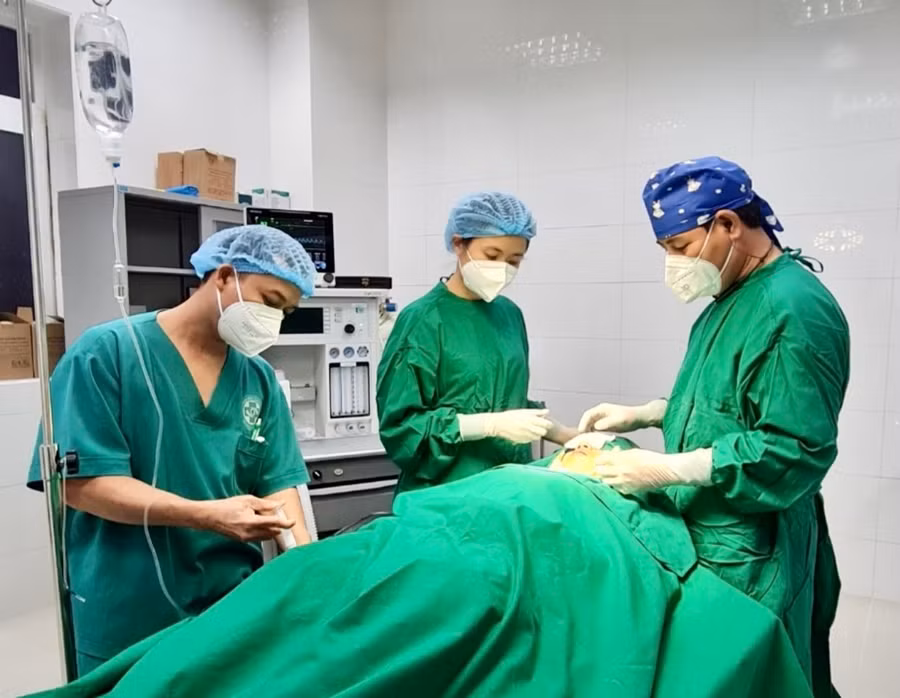 Thẩm mỹ viện Quốc tế Á Âu hiện có đội ngũ bác sĩ giàu kinh nghiệm, chuyên khoa thẩm mỹ, có chứng chỉ hành nghề, trực tiếp có mặt toàn thời gian để làm việc (ảnh đơn vị cung cấp).