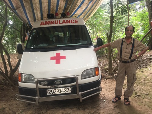  Ông Vương Văn Thanh bên chiếc xe cứu thương để đưa nạn nhân đi cấp cứu. Ảnh: VTV - MINH PHÚC