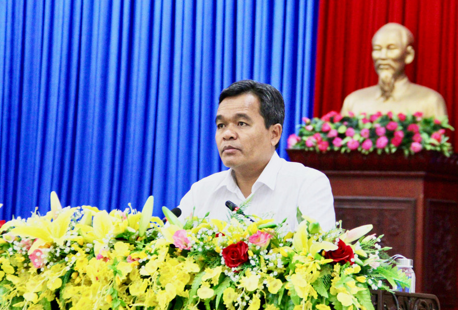 Bí thư Tỉnh ủy Hồ Văn Niên trực tiếp thông báo nhanh kết quả hội nghị. Ảnh: Anh Huy