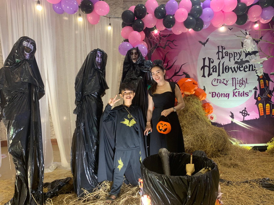 Không gian lễ hội Halloween tại thị xã Ayun Pa được trang hoàng độc đáo, tạo điểm nhấn cho mọi người check-in. Ảnh: Vũ Chi Không gian lễ hội Halloween tại thị xã Ayun Pa được trang hoàng độc đáo tạo điều kiện cho mọi người check-in. Ảnh: Vũ Chi