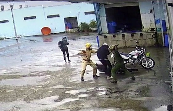 Hình ảnh công an đánh hai thiếu niên cắt từ clip.