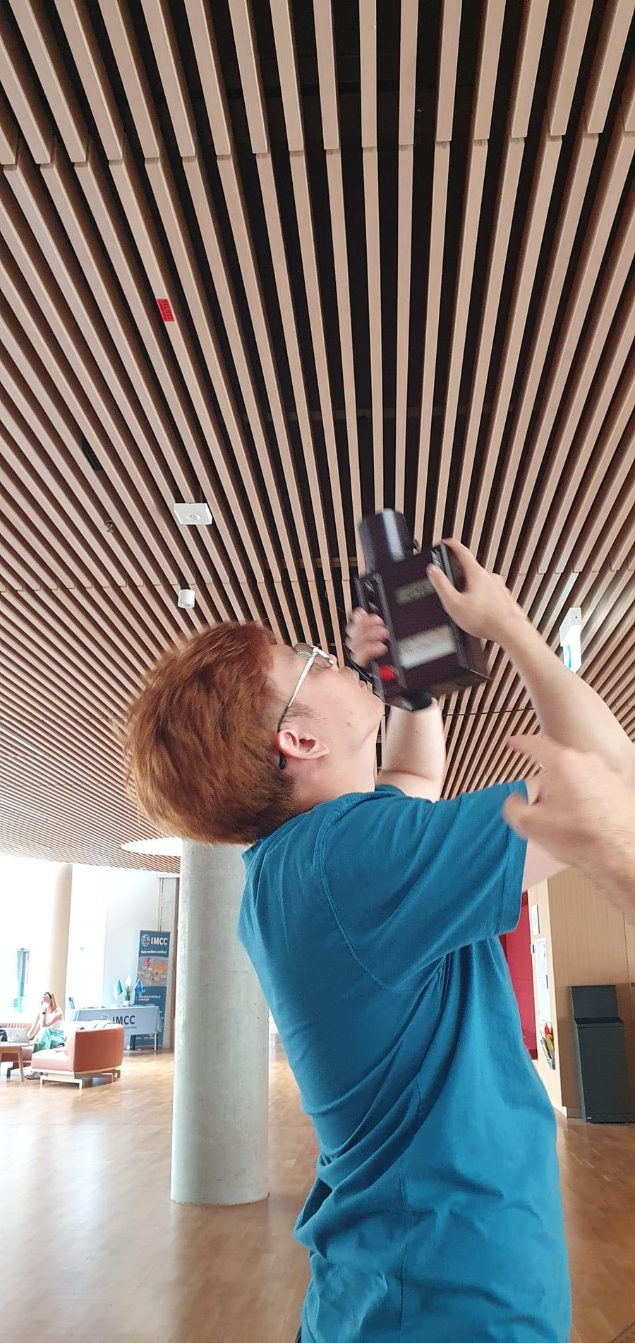 Đo cường độ ánh sáng trong một tòa nhà ở Đan Mạch. Ảnh: NVCC