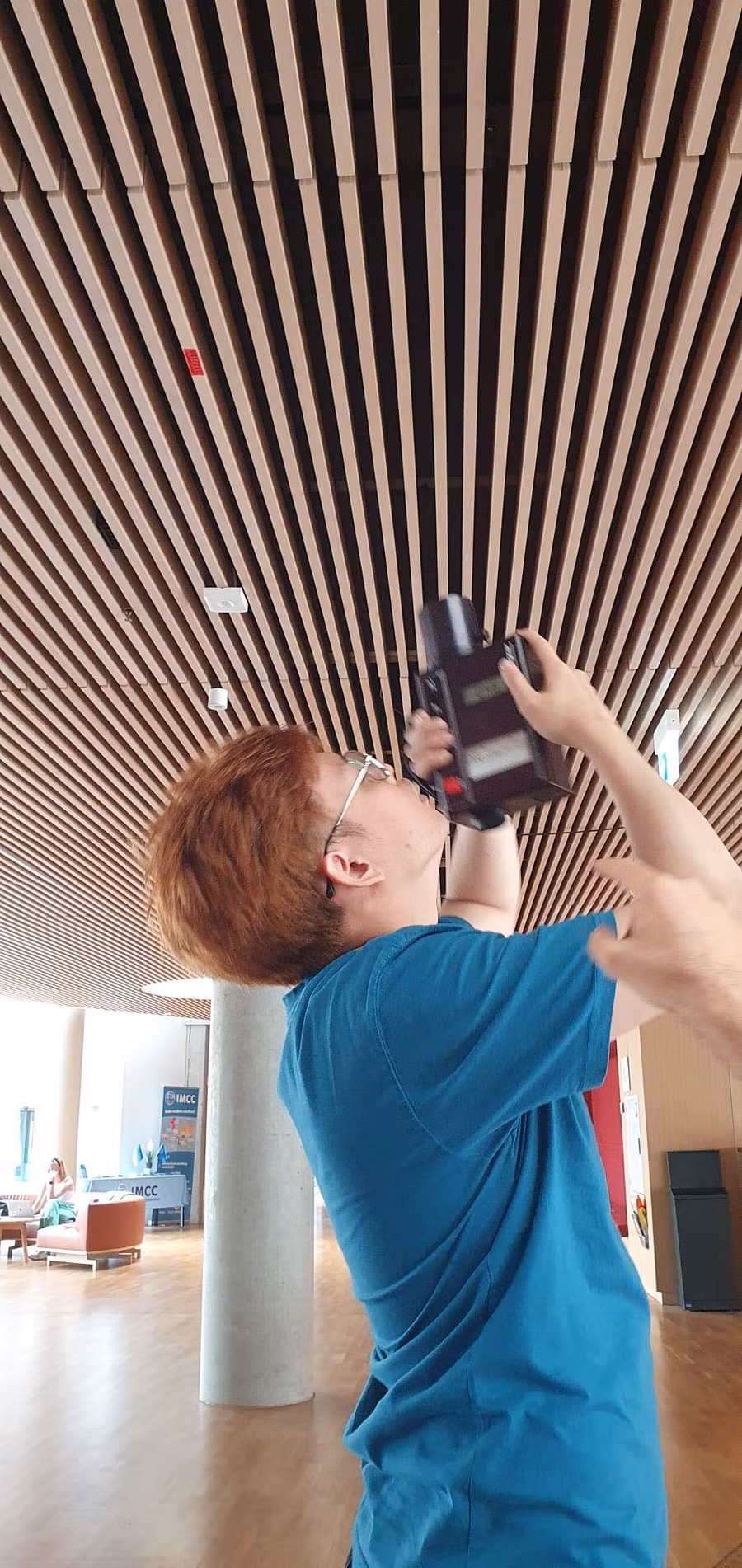 Đo cường độ ánh sáng trong một tòa nhà ở Đan Mạch. Ảnh: NVCC