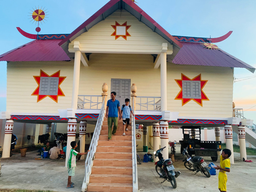 Nhà rông được xây dựng khang trang tại khu tái định cư mới để phục vụ nhu cầu sinh hoạt của bà con. Ảnh: Vũ Chi