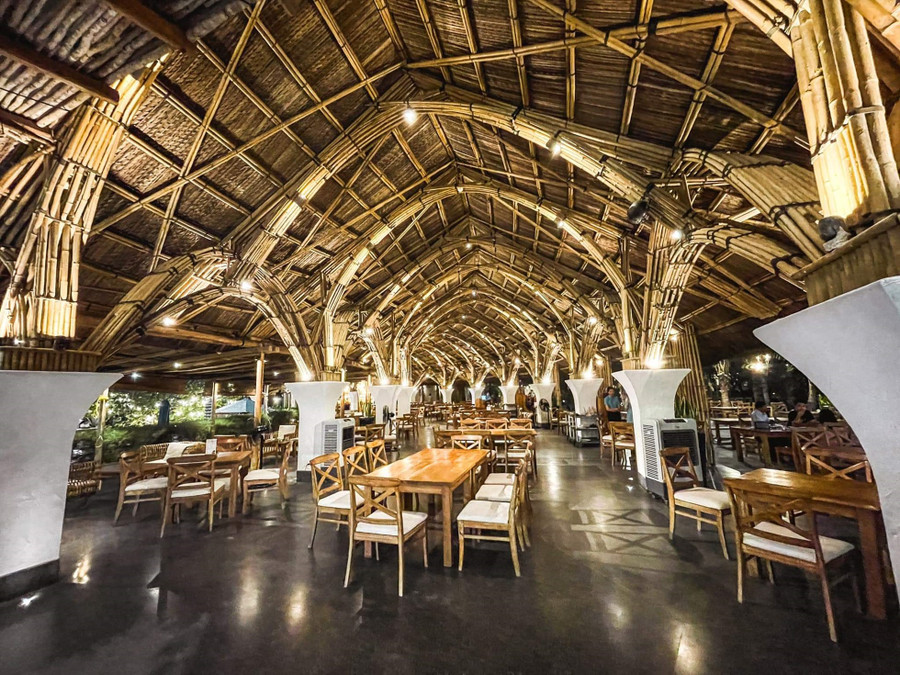 Nhà tre Gozo Brew House với hơn 40.000 cây tầm vông. Ảnh: Stelia Beach Resort