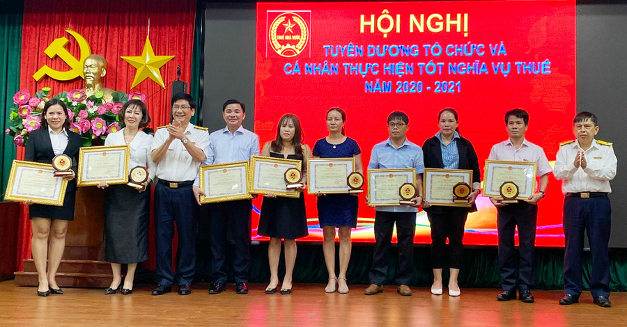  Các DN được tuyên dương vì làm tốt nghĩa vụ thuế. Ảnh: Sơn Ca