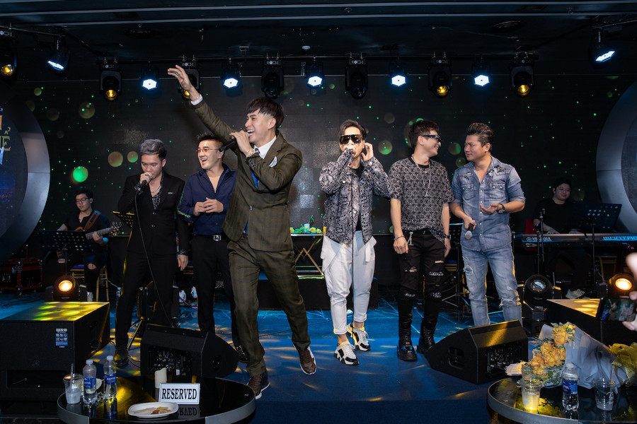 Cuối sự kiện, anh cùng các ca sĩ hòa giọng trong nhiều ca khúc từng làm nên tên tuổi của mình. Ảnh: NVCC Cuối sự kiện, anh cùng các ca sĩ hòa giọng trong nhiều ca khúc từng làm nên tên tuổi của mình. Ảnh: NVCC